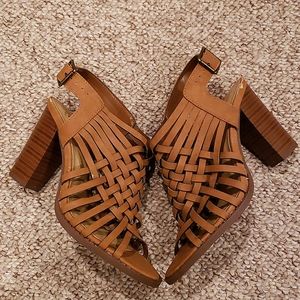 Strappy open toe heeled shoe